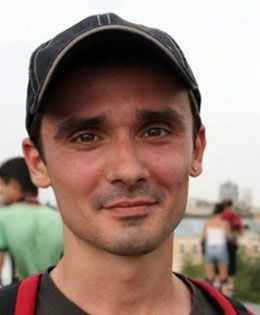 Трансвеститтің кискасының жақыннан түсірілген фотосы Команда жас қызды трахает